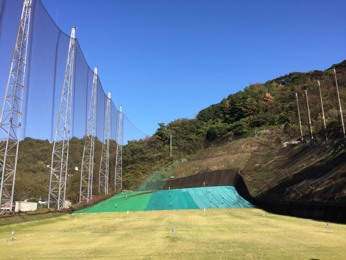 青空の下に広がるイーグル荒倉のゴルフ練習場